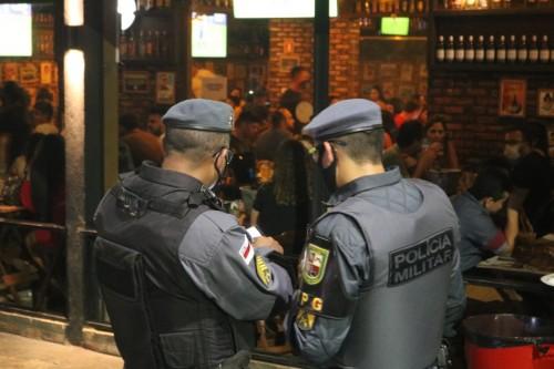 CIF fiscaliza mais de 30 estabelecimentos, flagra aglomerações e autua proprietários de bares