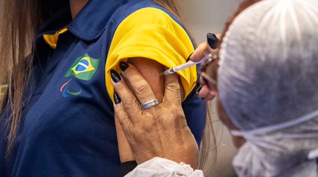 ‘Brava gente brasileira!’: quase 135 milhões de brasileiros já tomaram a primeira dose da vacina contra a Covid-19