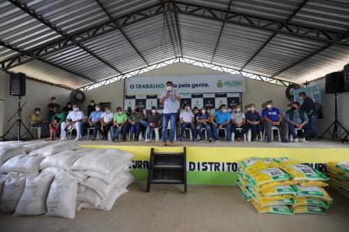Governador Wilson Lima entrega suplemento alimentar para gado de pecuaristas do Careiro Castanho