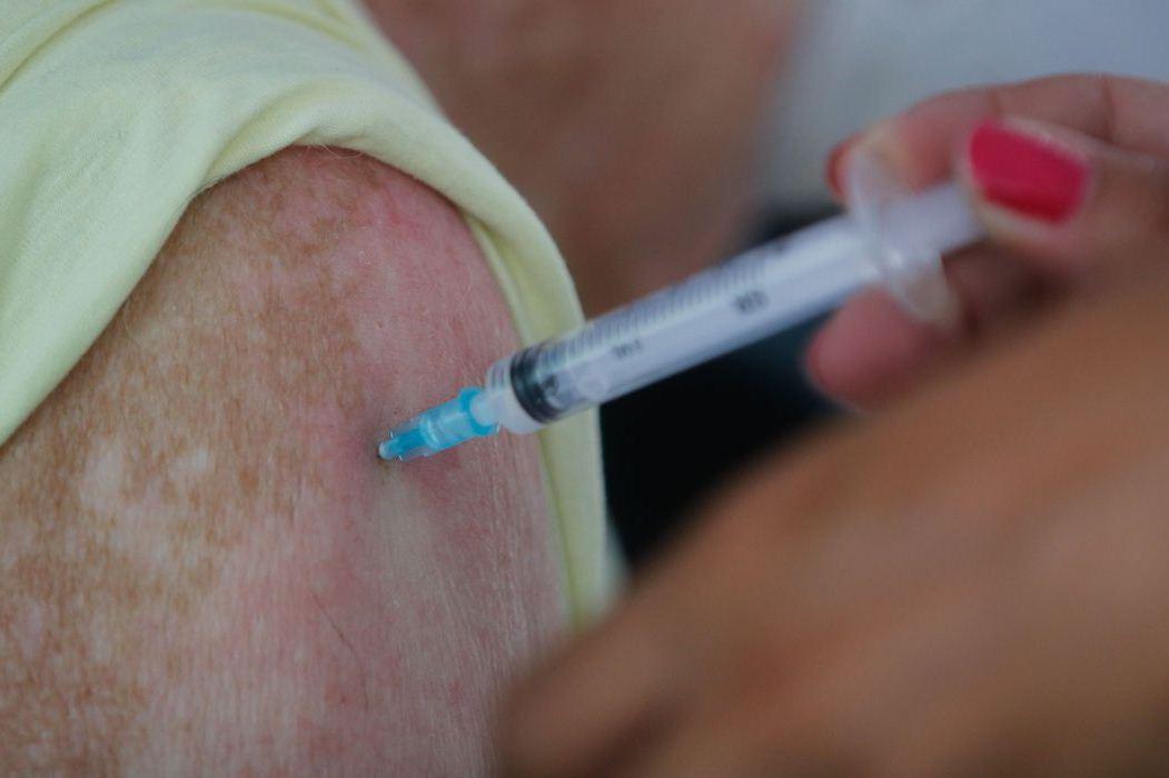 Ministério da Saúde orienta dose de reforço em idosos acima de 60 anos