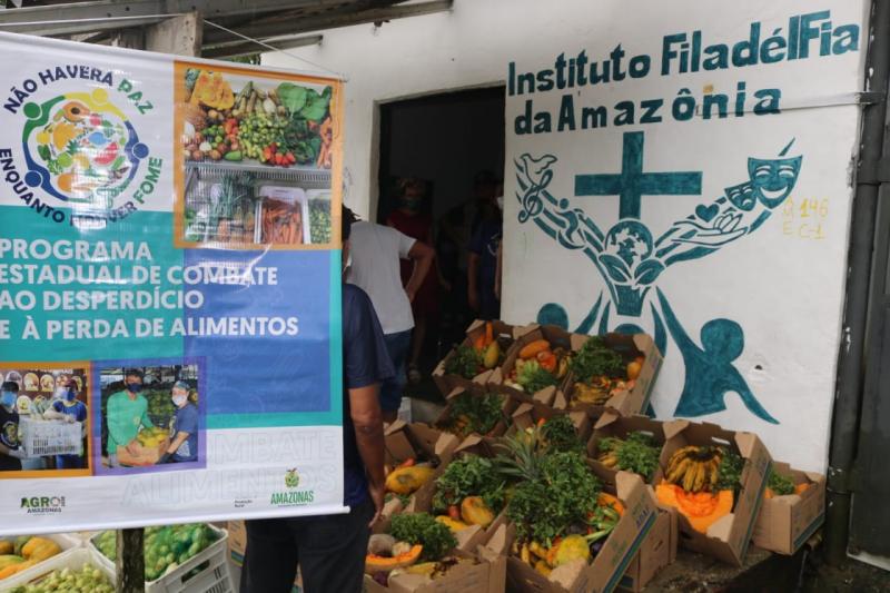 Governo do Amazonas entrega mais de 2 toneladas de alimentos à entidade do Tarumã