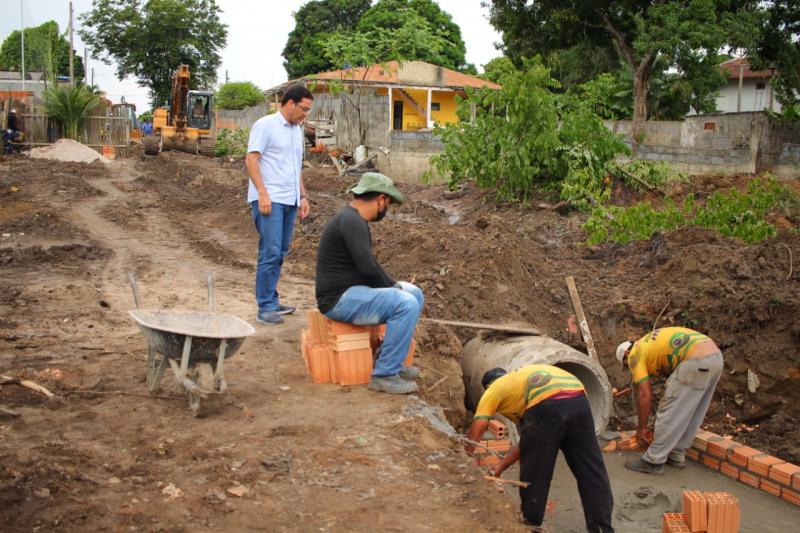 Prefeitura realiza drenagem que acabará com alagamentos na Praça dos Bois