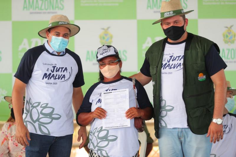 Wilson Lima entrega crédito a produtores de Manacapuru e destaca melhorias em ramais do município