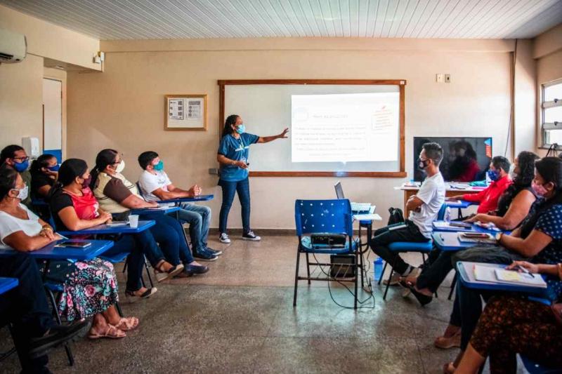 Governador Wilson Lima entrega mais de 800 certificados a profissionais da Educação, em Parintins