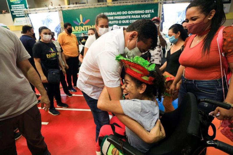 'Ela nunca teve uma cadeira de rodas; vai ajudar muito', diz mãe de criança PcD beneficiada em ação do Estado em Parintins