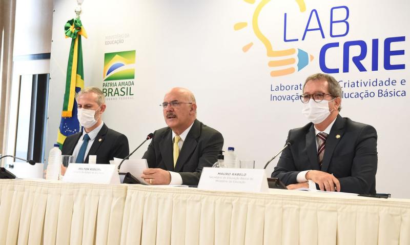 É preciso capacitar professores para mundo pós-pandemia, diz ministro da Educação