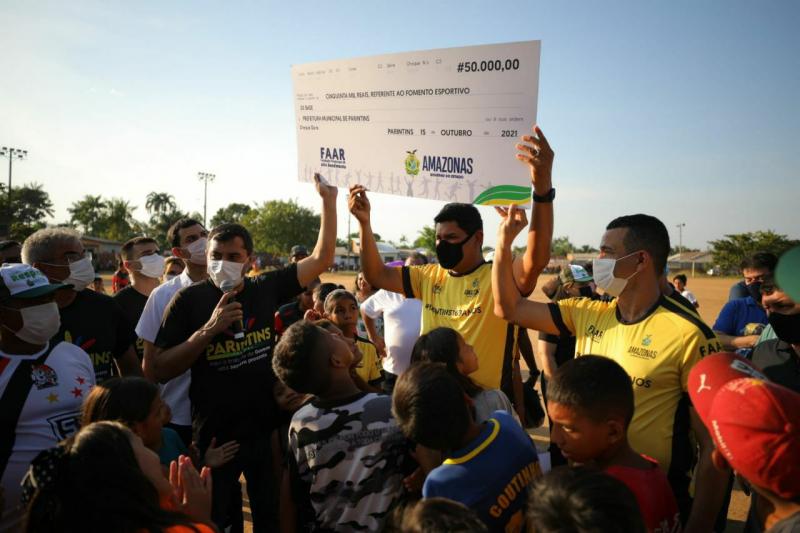 Wilson Lima anuncia revitalização de campo comunitário e investimentos no esporte de base em Parintins