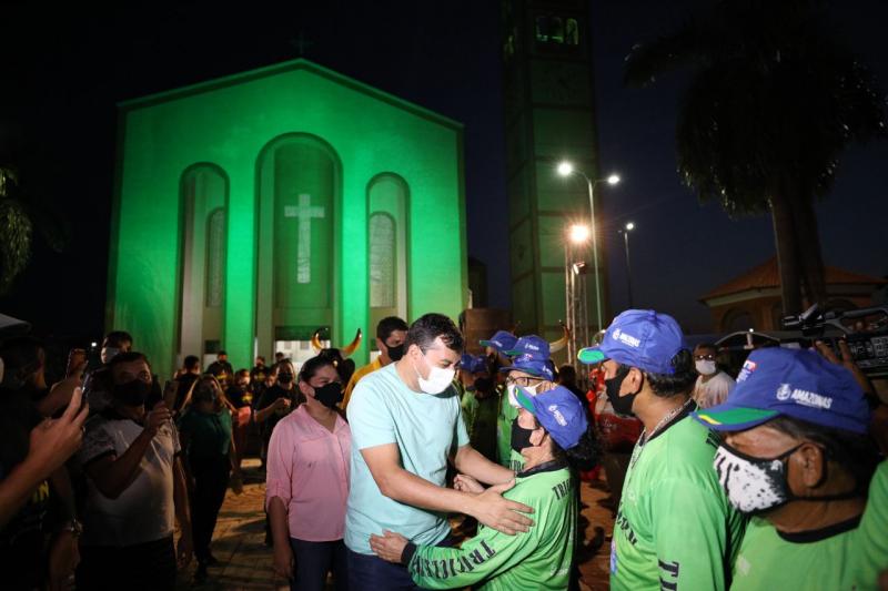 Em Parintins, Wilson Lima entrega uniformes a 225 tricicleiros em apoio à melhoria dos serviços turísticos