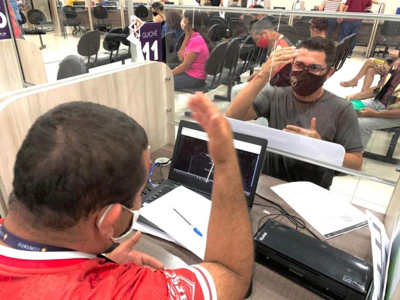 Deficientes auditivos contam com intérpretes de Libras para atendimento no Detran-AM