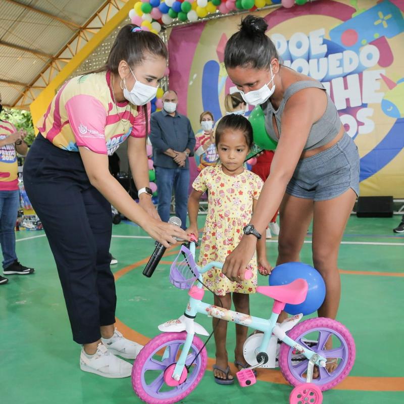Em Paricatuba, Governo do Estado realiza entrega da campanha 'Doe um Brinquedo e Ganhe Sorrisos'