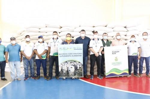 Pecuaristas dos municípios de Manaquiri e Boa Vista do Ramos são beneficiados com suplemento alimentar animal