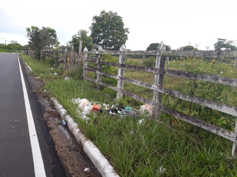Rodovia Eduardo Braga está se transformando em lixeira viciada