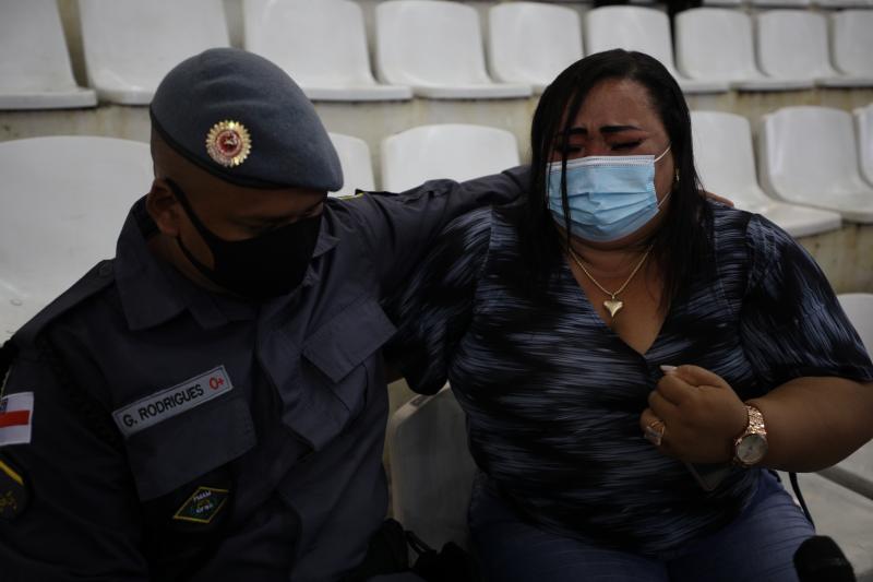 Novos policiais militares do Amazonas festejam com familiares entrada na corporação