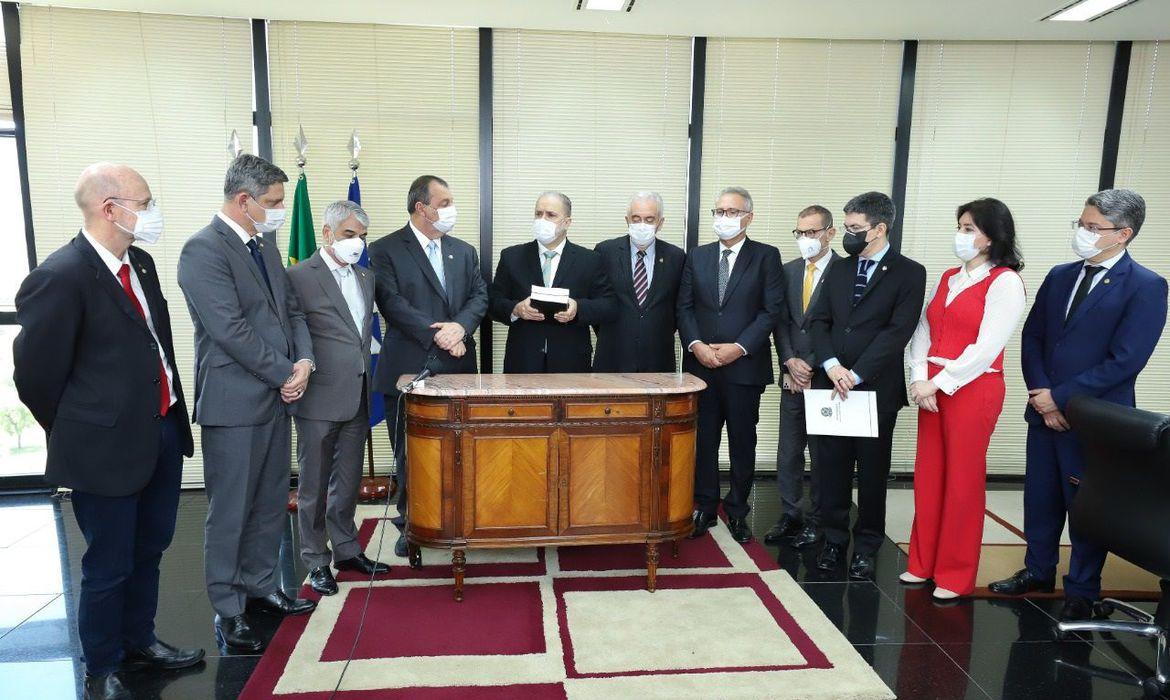 Integrantes da CPI da Pandemia entregam relatório final à PGR e ao STF