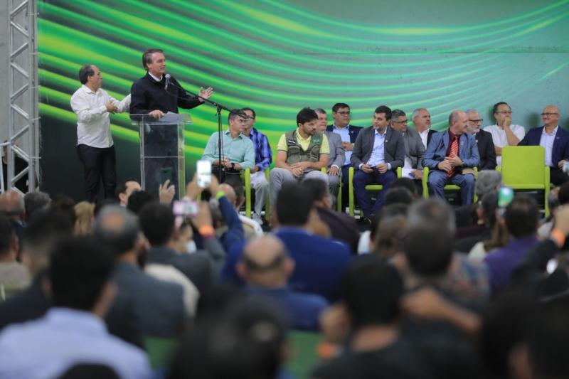 Ao lado de Bolsonaro, Wilson Lima participa da 1ª Consagração Pública de Pastores do Amazonas