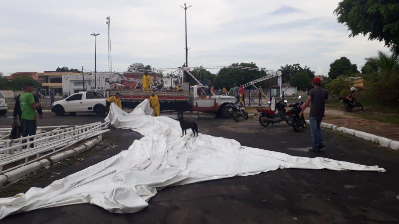 Tenda de academia ao ar livre não resiste a forte chuva de ontem à tarde em Parintins 