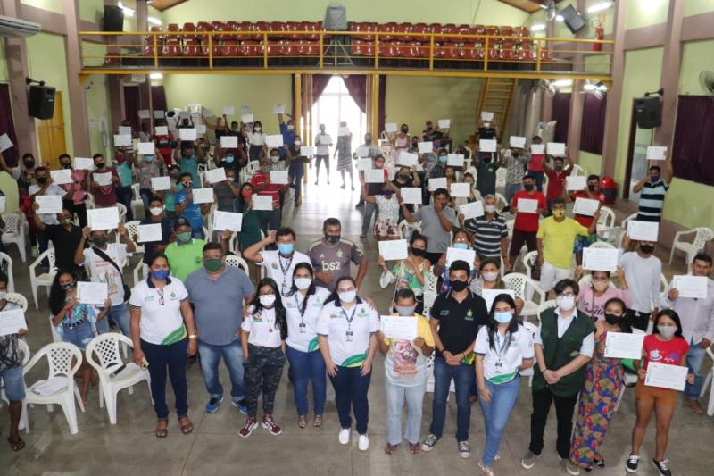 Idam reúne 80 produtores rurais de Parintins para capacitação em Associativismo e Cooperativismo