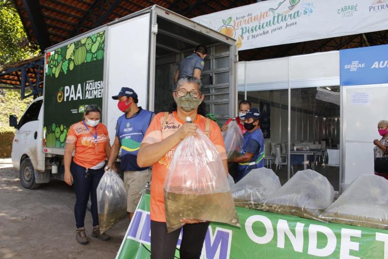 Governo do Amazonas entrega mais de 40 mil alevinos para produtores de Rio Preto da Eva
