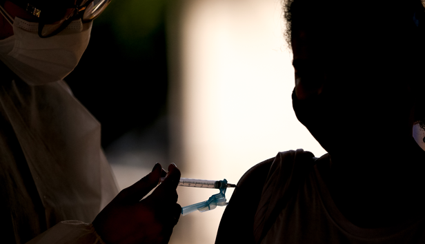 Outubro é o mês com menor número de mortes por Covid-19 desde abril de 2020