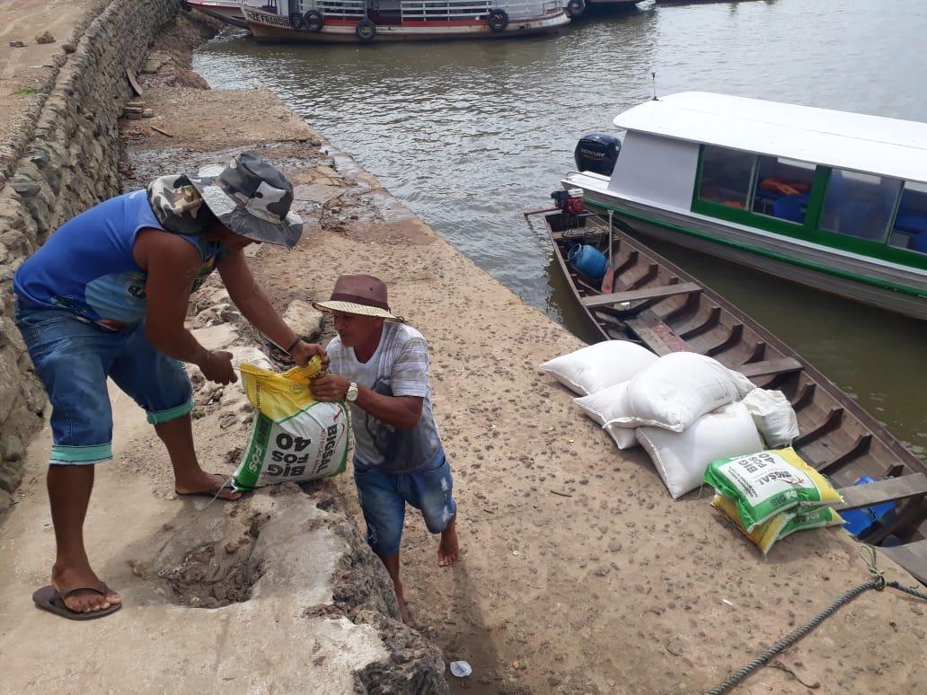 Em Barreirinha, criadores recebem sete toneladas de suplemento alimentar para gado e búfalo