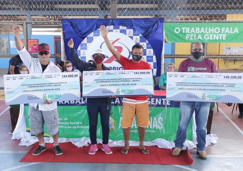 Governo do Amazonas entrega mais de R$ 950 mil em fomento para os setores primário e social de Manicoré