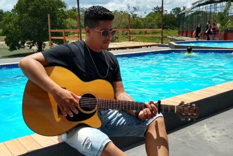 Cantor Matheus de Sá transformou as adversidades da vida em amor pela música