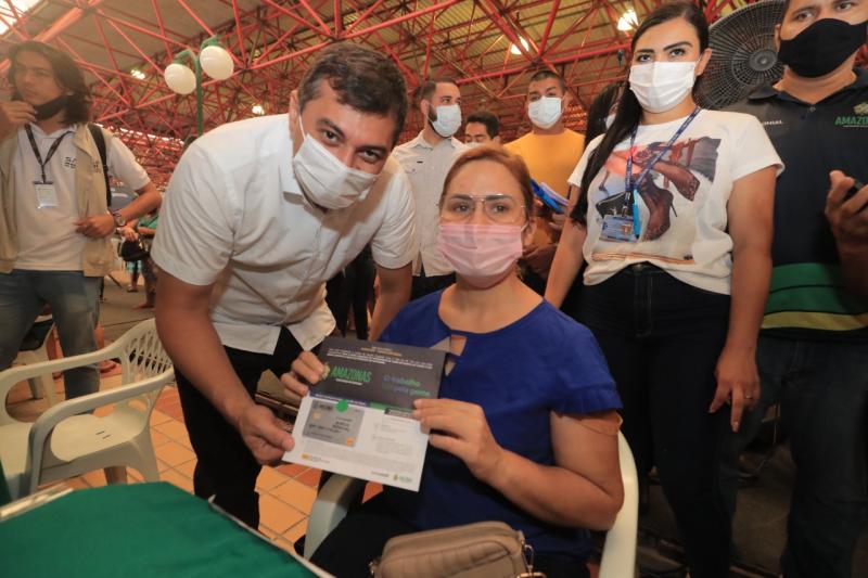 Wilson Lima entrega primeiros cartões do Auxílio Estadual permanente a famílias que moram em Manaus