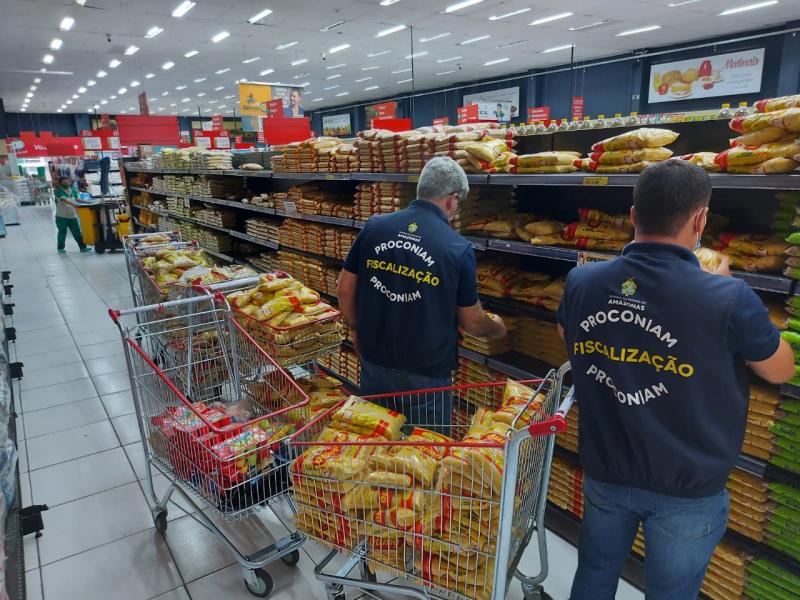 Procon-AM apreende mais de 500 Kg de alimentos vencidos em supermercado de Manaus