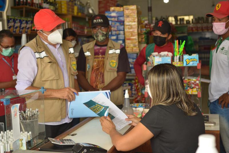 Fiscais orientam comerciantes sobre Decreto de Postura Pública Municipal