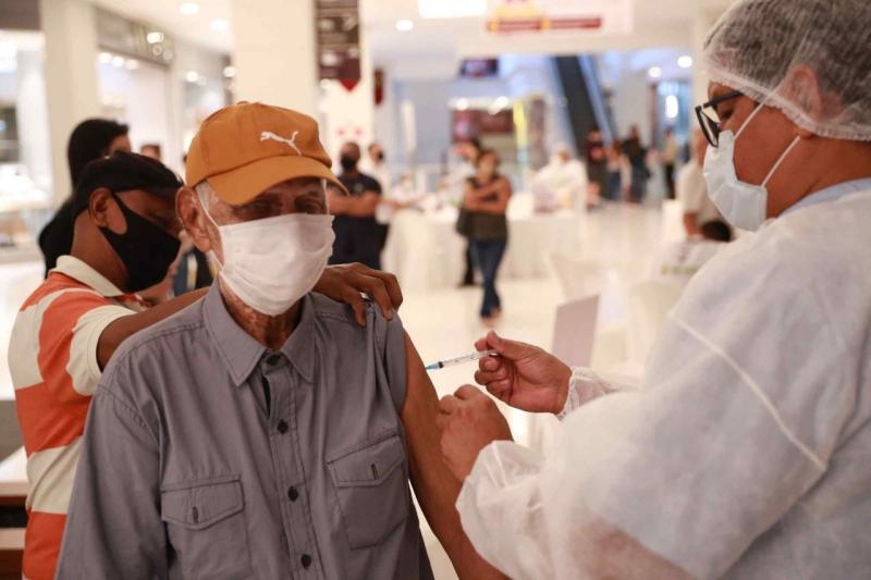 Mais de 3 mil doses de vacina foram aplicadas no terceiro dia de ação nos shoppings de Manaus