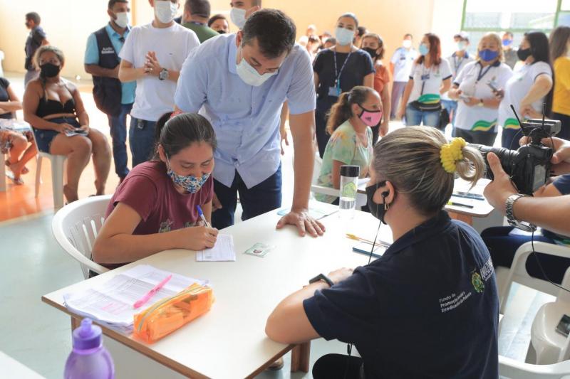  Wilson Lima inicia entrega de cartões do Auxílio Estadual Permanente no interior