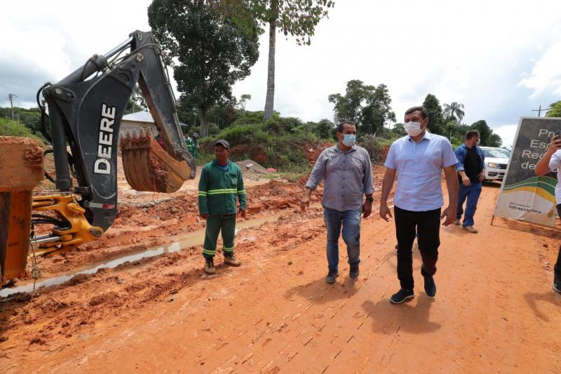 Wilson Lima vistoria obras em três estradas de Tabatinga, que recebem investimentos de R$ 10,6 milhões