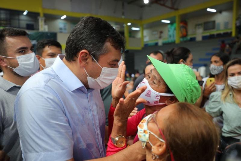 Wilson Lima inicia entrega dos cartões do Auxílio Estadual a mais de 8 mil famílias de Parintins