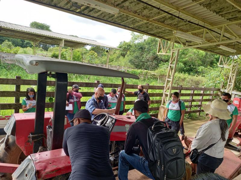 Alunos do IFAM Barreirinha adquirem conhecimentos práticos para o manuseio de máquinas agrícolas