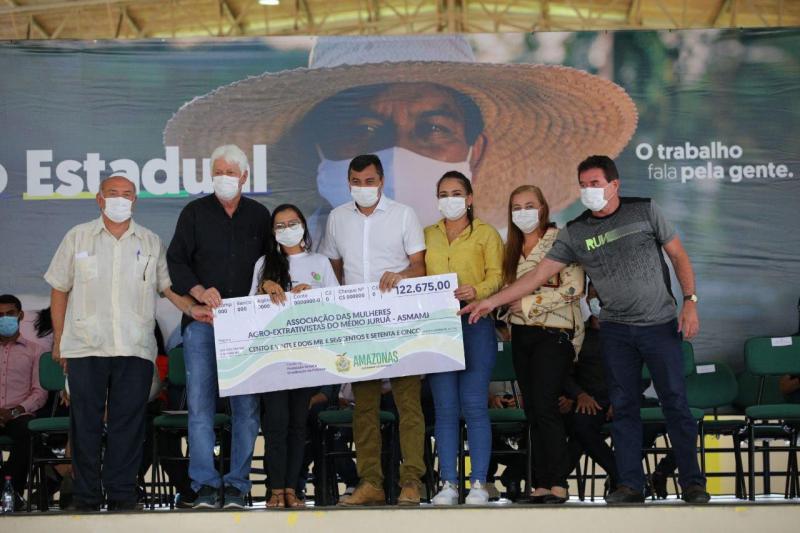 Wilson Lima entrega R$ 200 mil em fomento a associações do setor social de Carauari