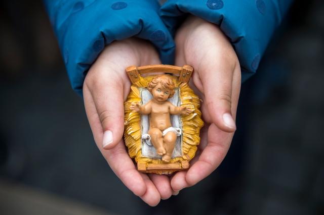 Padre abençoará imagem do menino Jesus a ser colocada nos presépios