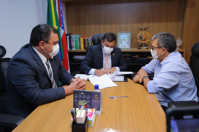 Em Iranduba, Wilson Lima assina convênio de R$ 3 milhões para obras na área de educação