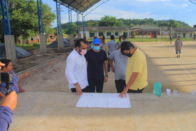 Bi Garcia vistoria obras na região da Valéria