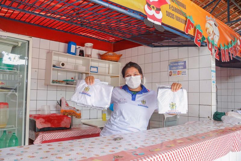 Permissionários do Mercado Municipal recebem uniformes e caixas higiênicas da Prefeitura de Barreirinha
