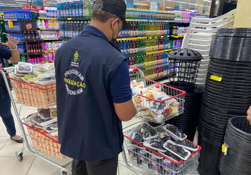 Procon-AM apreende 169 Kg de produtos fora da validade em supermercado de Manaus