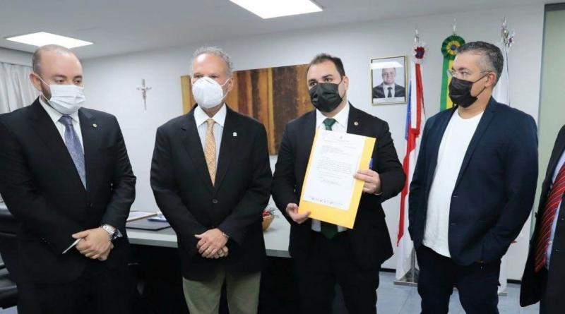 Presidente do TCE-AM entrega parecer prévio de julgamento das contas de Wilson Lima ao presidente da Aleam