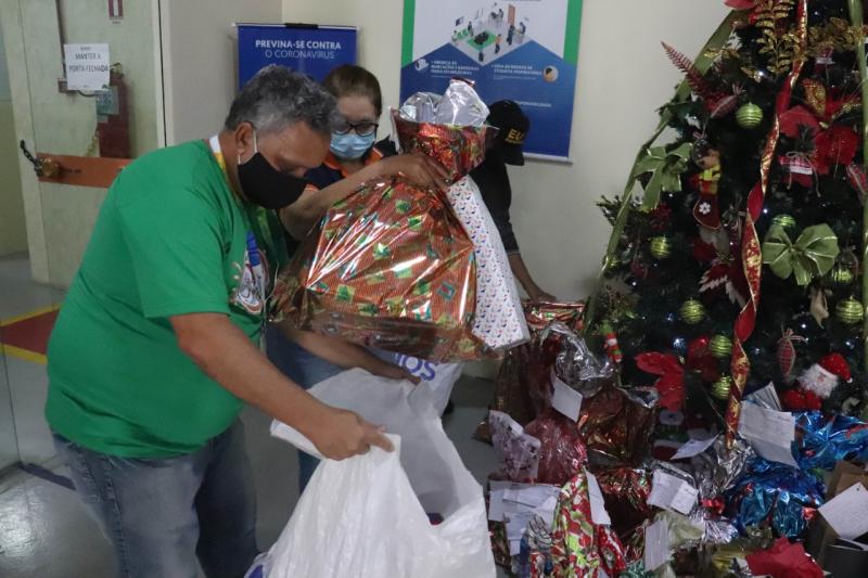 Servidores do Detran-AM presenteiam crianças em Campanha de Natal dos Correios