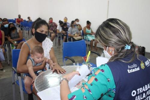 Em Manaus, entrega de cartões do Auxílio Estadual Permanente será retomada em janeiro