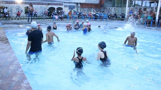 Escola de Natação Yara Wató confraterniza com pais e alunos em encerramento de atividades