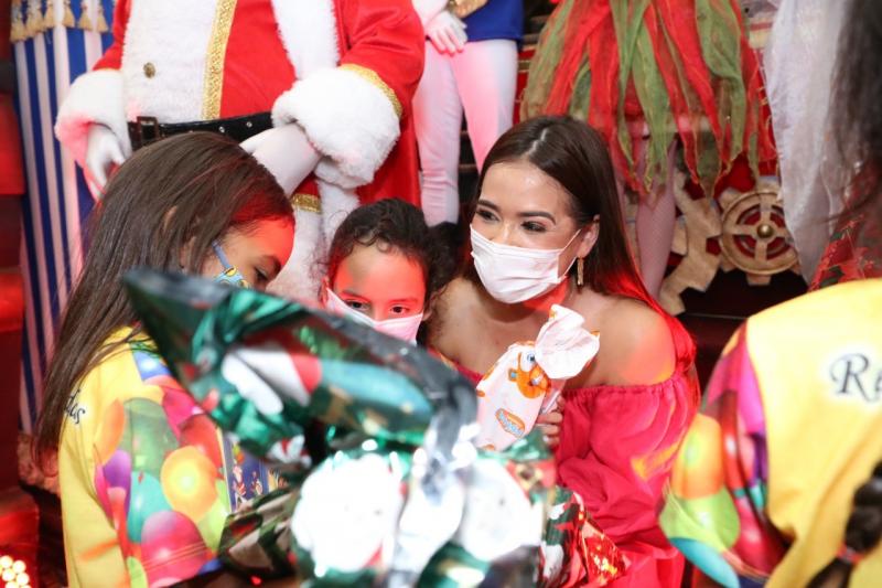 Primeira-dama Taiana Lima entrega presentes doados durante campanha Natal Voluntário