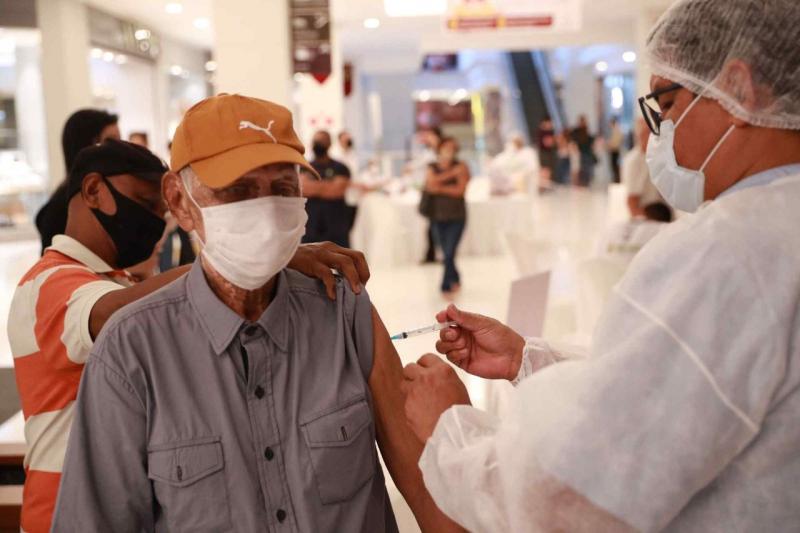 Vacinação nos shoppings encerra com mais de 102 mil doses de vacina contra Covid-19 aplicadas