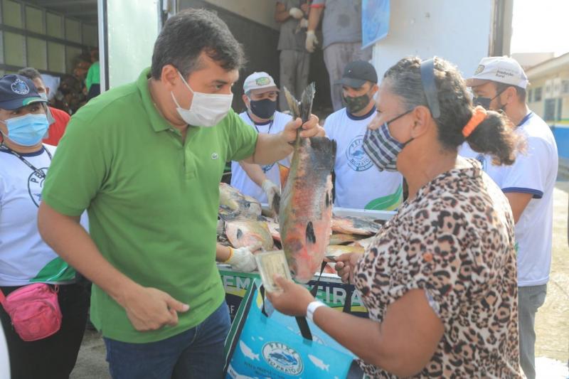 Na semana do Natal, Wilson Lima entrega 20 toneladas de pescado a 8 mil famílias, no “Peixe no Prato Solidário”