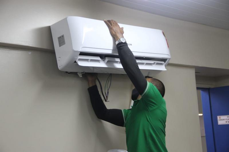 Em força-tarefa, Governo do Amazonas equipou escolas com mais de 2 mil novos aparelhos de ar-condicionado