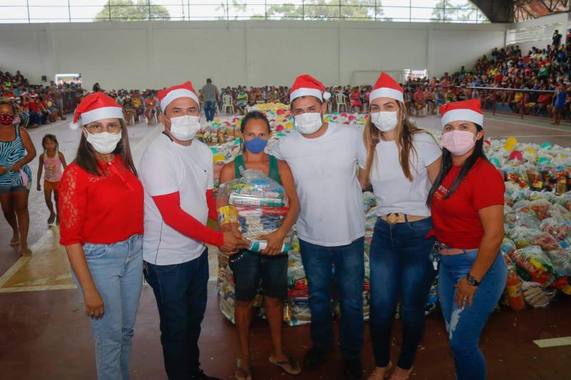 Natal da Esperança: Prefeito Glenio Seixas entrega cestas a famílias barreirinhenses