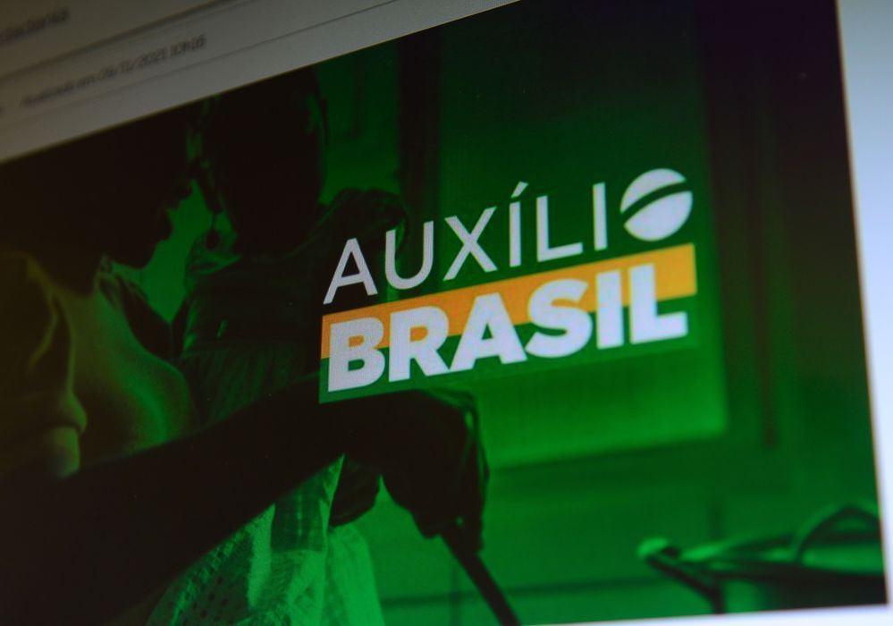 Lei que cria o Auxílio Brasil é publicada no Diário Oficial da União
